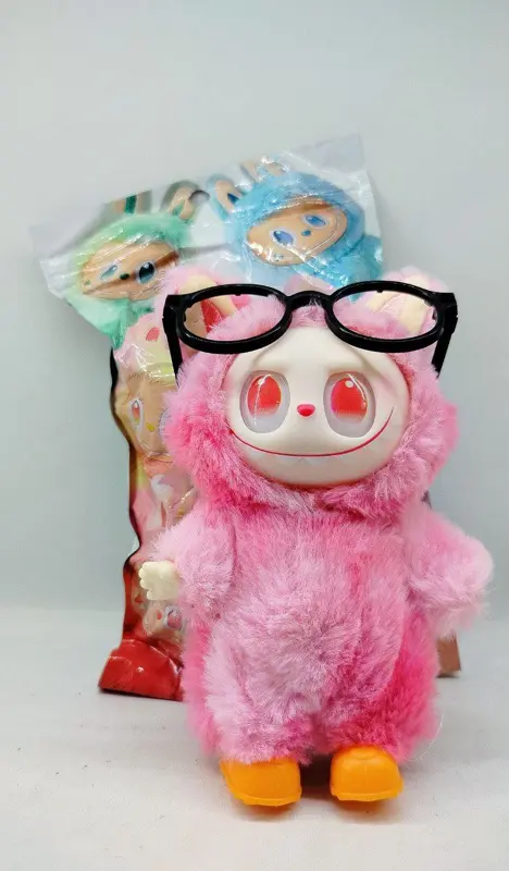 دمية لابوبو التريند، لعبة قطنية ناعمة بتصميم عصري ونظارة أنيقة