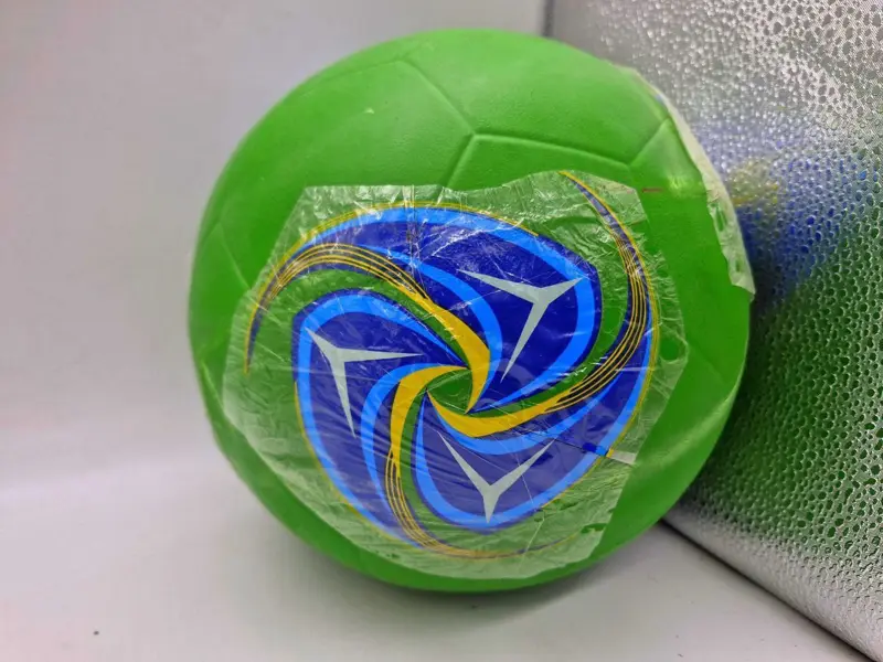 كرة قدم غانا، تصميم بألوان زاهية وخامة فاخرة