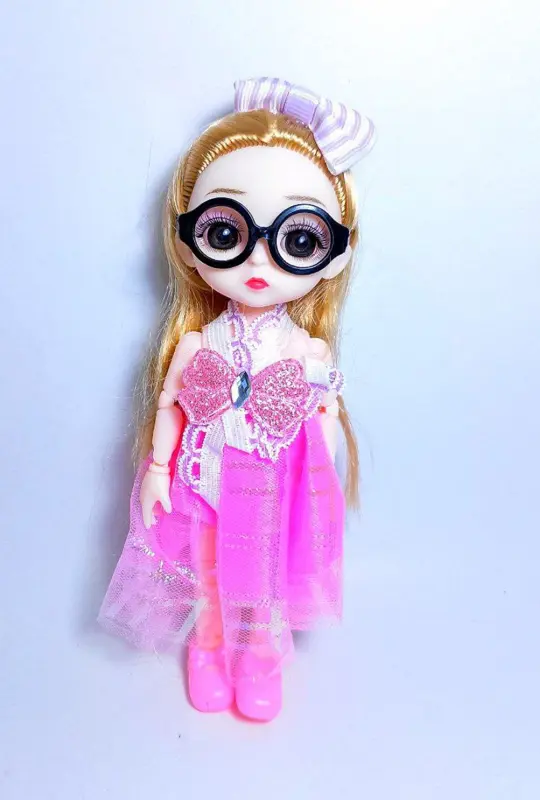 الدمية بيلا الجنية، بتصميم أنيق ومفاصل متحركة