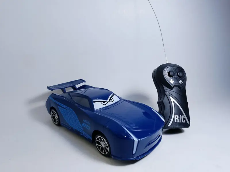 مجموعة سيارات برق بنزين وأصدقائه، لعب عن بعد في عالم السباقات