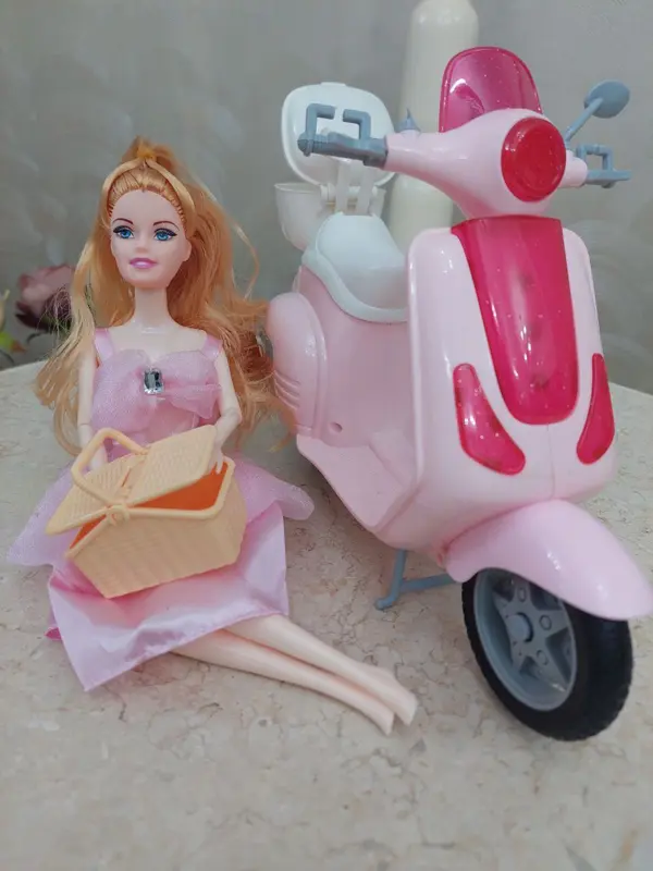 مجموعة دمية الأميرة مع سكوتر الأحلام الوردي