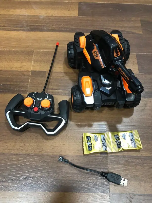 سيارة السباق بالتحكم عن بعد وقاذف كرات الجل