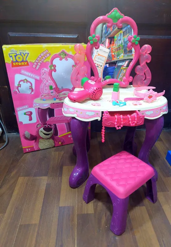 طاولة تسريح الشعر مع كرسي ومستلزمات التجميل