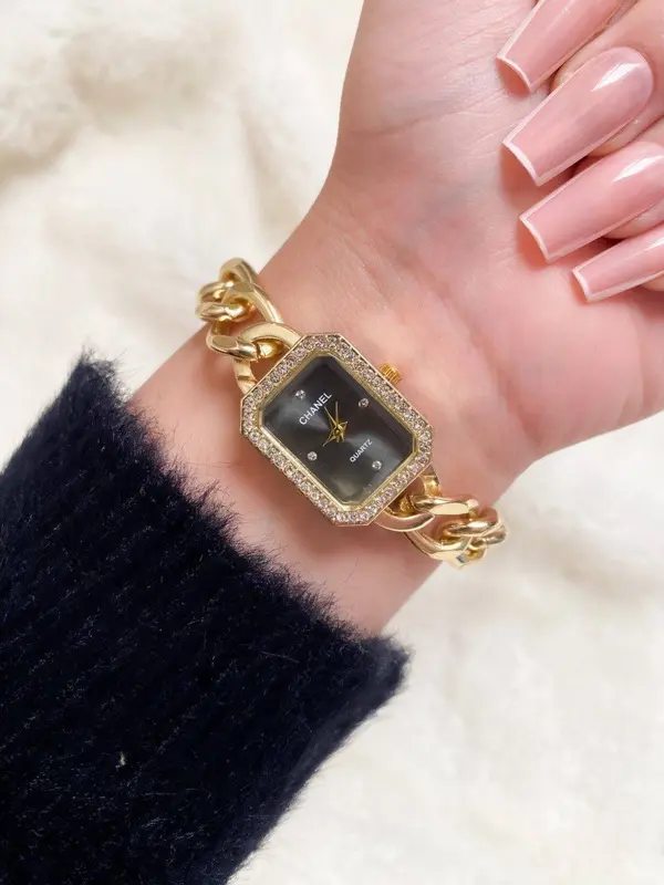 ساعة شانيل النسائية بتصميم السلسلة الذهبية