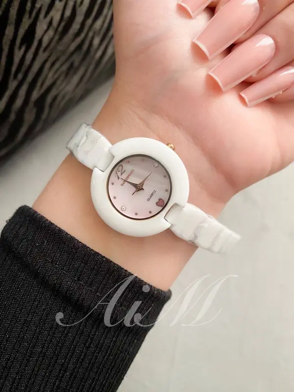 ساعة روكس النسائية بتصميم أنسيال وسوار سيراميك فاخر