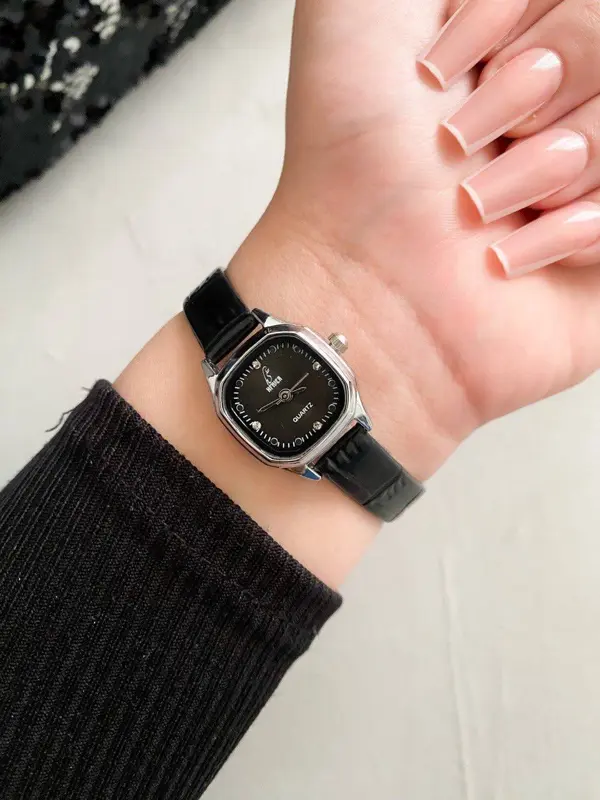 ساعة كريستال النسائية بسوار جلد