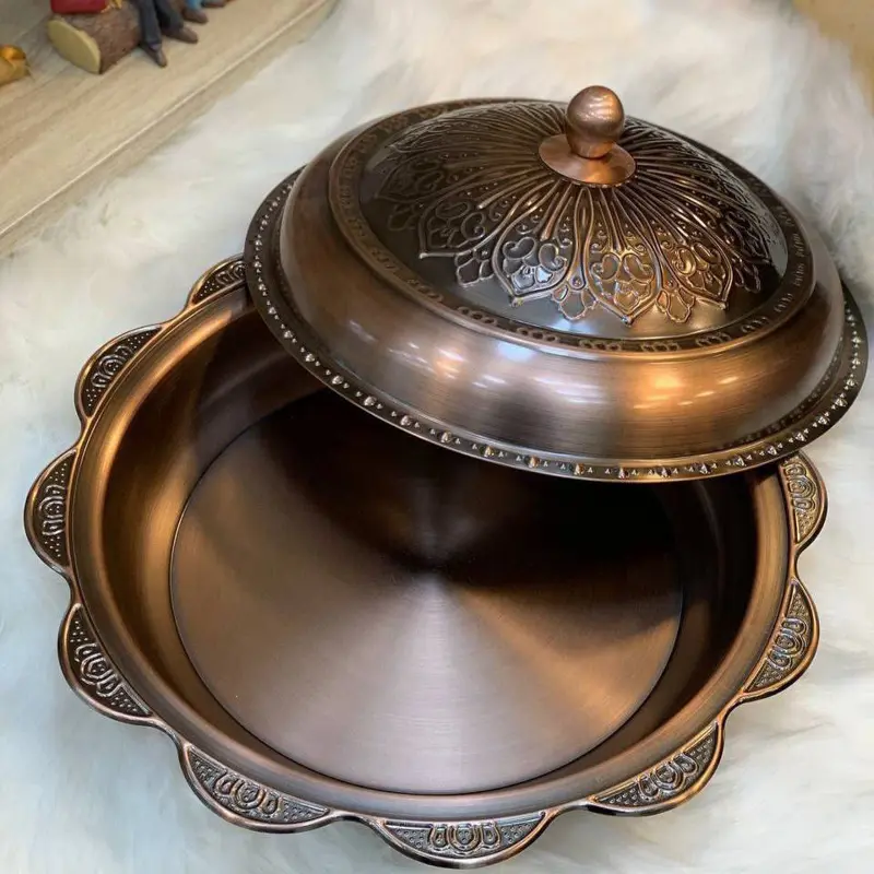 صينية التقديم الفاخرة "الشرق" بغطاء نحاسي مزخرف لولائم الكبسة والمشويات