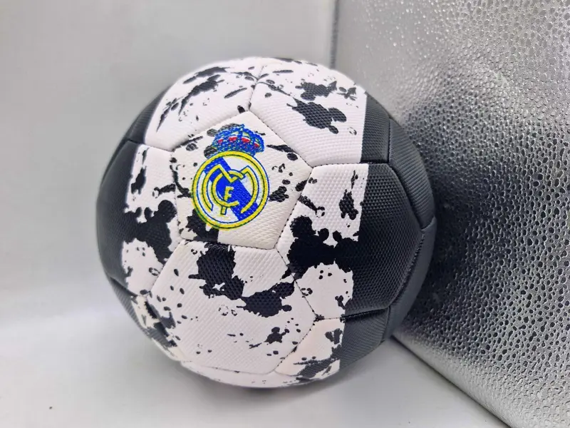 كرة القدم "كلوب ستارز" بتصميم أندية أوروبية وخياطة يدوية متينة