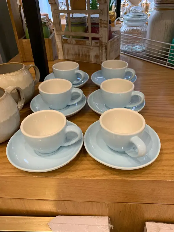 طقم قهوة "شاي الغروب" بتصميم هادئ ولون فاتح