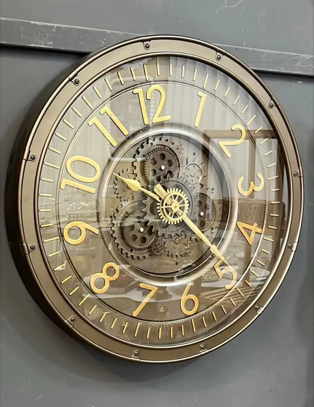 ساعة التروس الميكانيكية العتيقة الضخمة