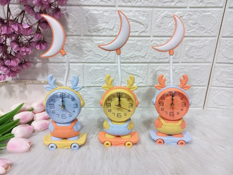 منبه الغزال على لوح التزلج مع مصباح القمر السحري