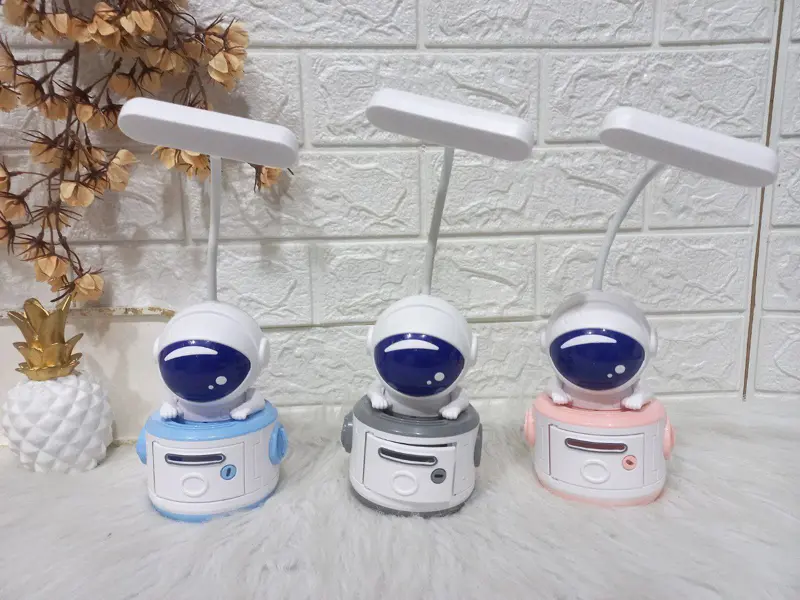 أباجورة روبوت الفضاء الرائع مع إضاءة متغيرة