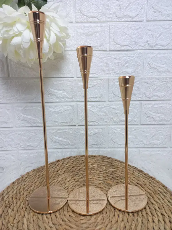 طقم شمعدان "روميو" المعدني بتصميم كلاسيكي