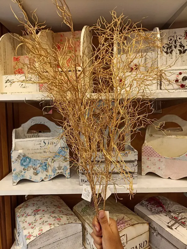 وردة "الحب الأبدي" الذهبية المعبأة في صندوق هدايا أنيق