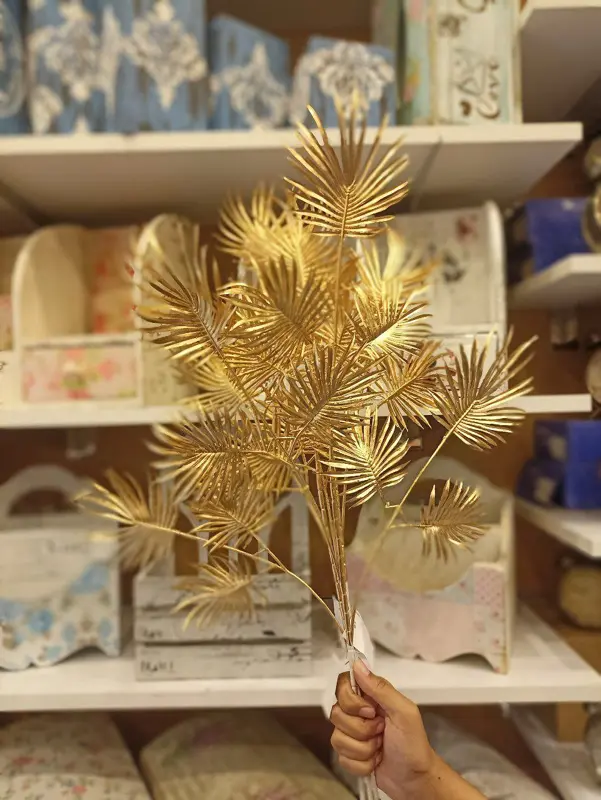 الوردة "الخالدة" الذهبية بساقها الفاخرة