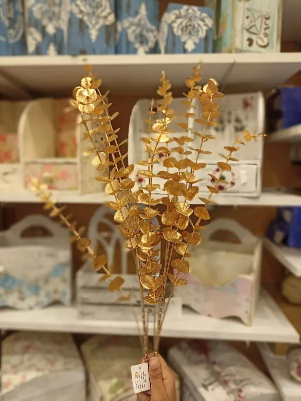 الوردة "الخالدة" الذهبية بساقها الفاخرة الجديد