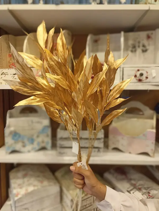 الوردة "الخالدة" الذهبية بساقها الفاخرة للدار