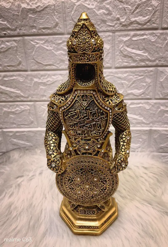 تحفة "التراث الملكي" على هيئة قميص عثماني بنقوش إسلامية