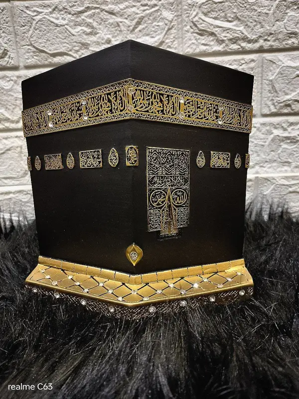 طقم "الروحانية الملكية" لمجسم الكعبة ومصحف مزين بالأحجار الكريمة