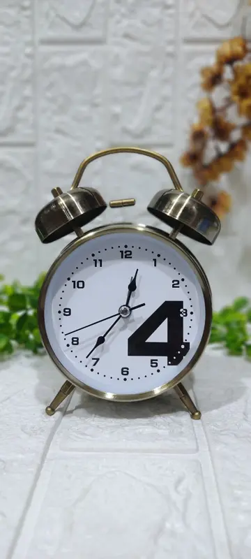 منبه "ألوان الزمن" الصغير بتصميم كلاسيكي ومبهج