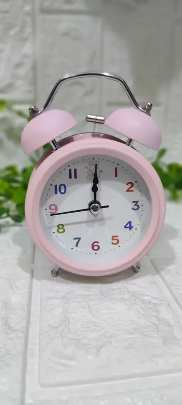 منبه "ألوان الباستيل" المعدني بتصميم كلاسيكي هادئ