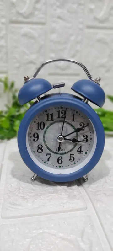 منبه "الأناقة الكلاسيكية" المعدني بألوان نابضة بالحياة