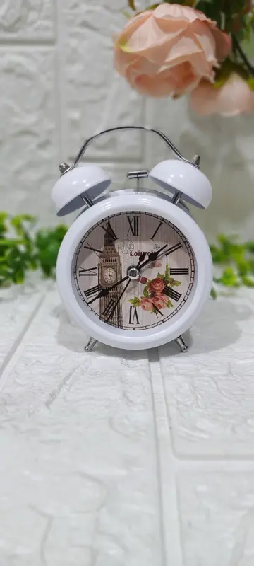 منبه "الألوان الهادئة" المعدني بتصميم كلاسيكي ساحر