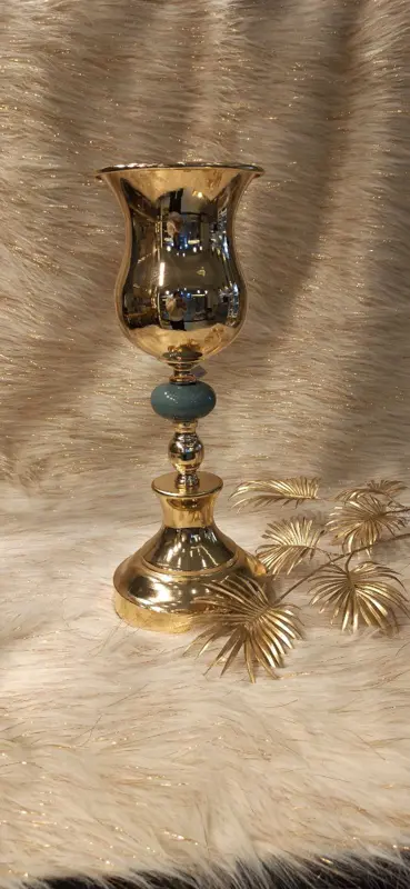 شمعدان "اللمسة الفنية" بتصميم حلزوني فريد ولون ذهبي راقي