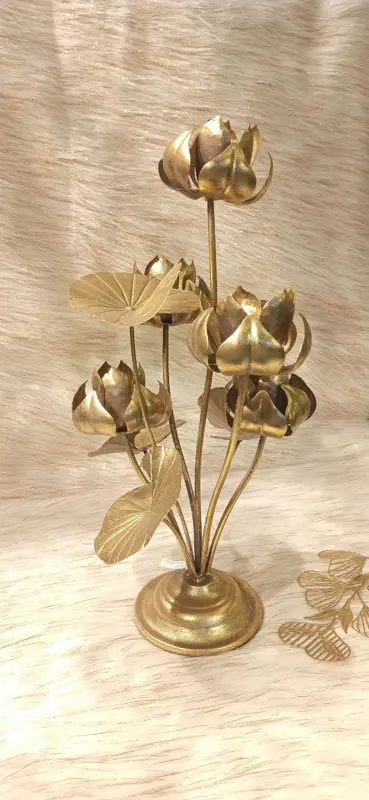 ورده "الجمال الخالد" المعدنية بلمسة ذهبية فاخرة