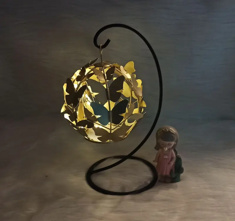 أباجورة "الفراشة الساحرة" بتصميم فني مضيء وحجم أنيق