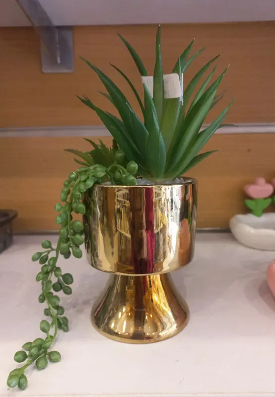 زهرة "الجمال المخملي" الصناعية بتصميم فاخر ولون غامق جذاب