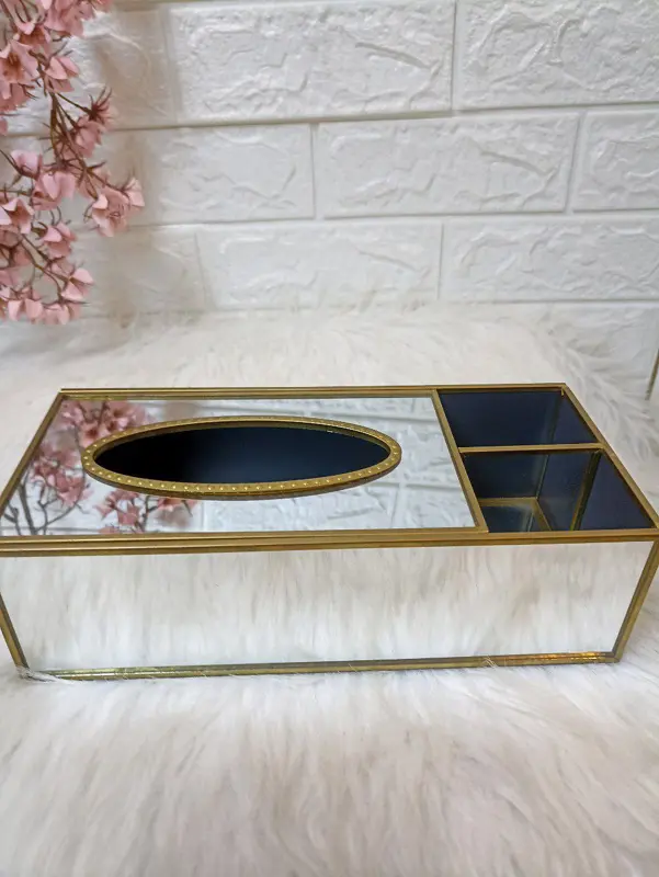 علبة "اللمسة العاكسة" للمناديل بتصميم مرآة ومنظم ذهبي