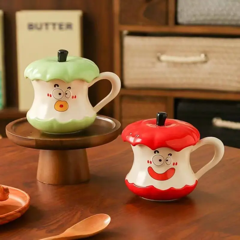 مج "التفاحة الساحرة" من البورسلين بتصميم فريد ومبهج