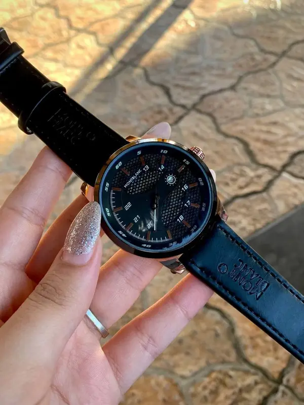 تشكيله سعات"الزمن الكلاسيكي" الجدارية بتصميم معدني أنيق