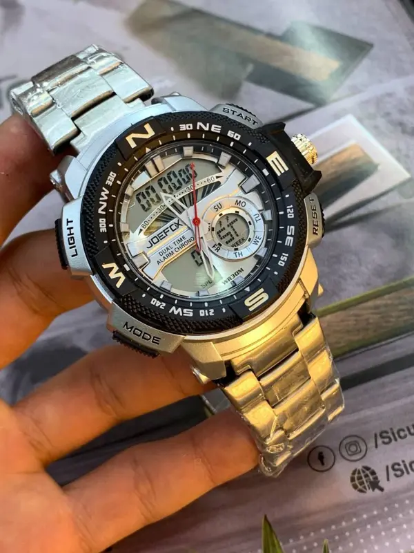 ساعة "التوازن العصري" الجدارية بتصميم هندسي وإطار أنيق