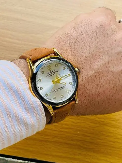 ساعة "اللمسة الأنيقة" الرجالية بسوار جلد وتصميم كلاسيكي