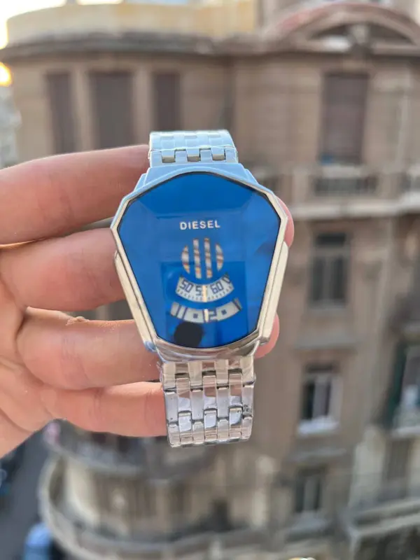 ساعة ديزل "الرجل الجريء" بتصميمها المعدني الثقيل وألوان IPG الثابتة