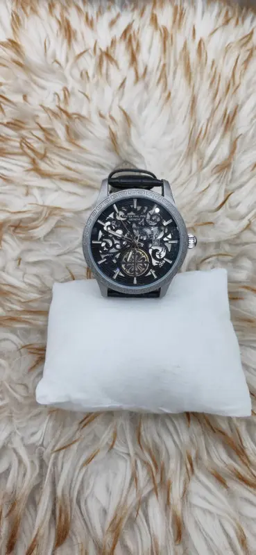 ساعة "باتيك فيليب" الفاخرة الرجالية بسوار جلد وتصميم كلاسيكي