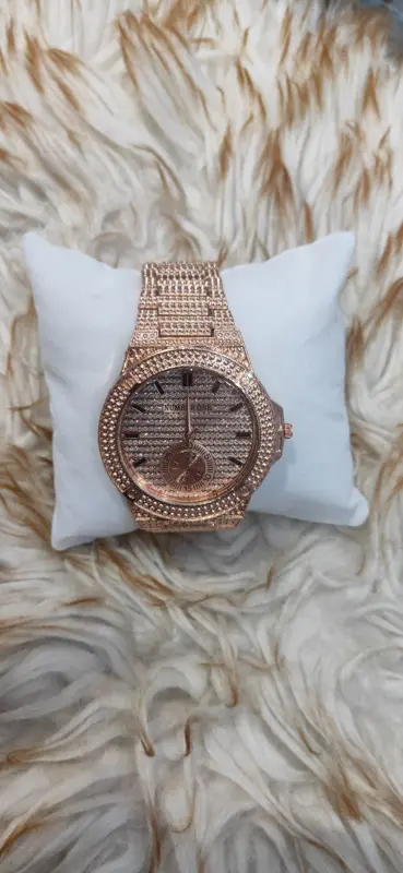 ساعة "Number One" المعدنية بتصميمها الذهبي الكلاسيكي