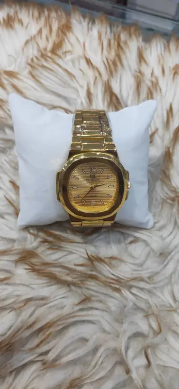 ساعة "Collection" المعدنية بتصميمها الذهبي الكلاسيكي