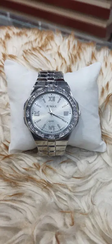 ساعة "ROMAX" المعدنية بتصميمها الذهبي المرصع بالفصوص