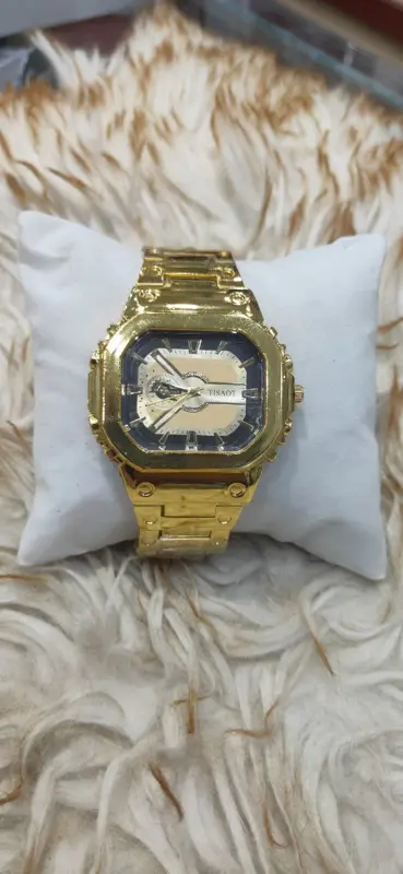 ساعة "TISAOT" المعدنية بتصميمها الكلاسيكي وعرض التاريخ