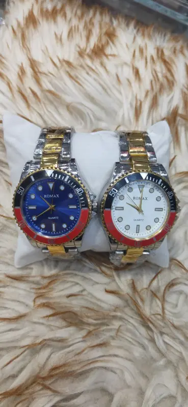 ساعة "ROMAX" الفاخرة الرجالية بتصميم سوارها الفريد ولونها الذهبي