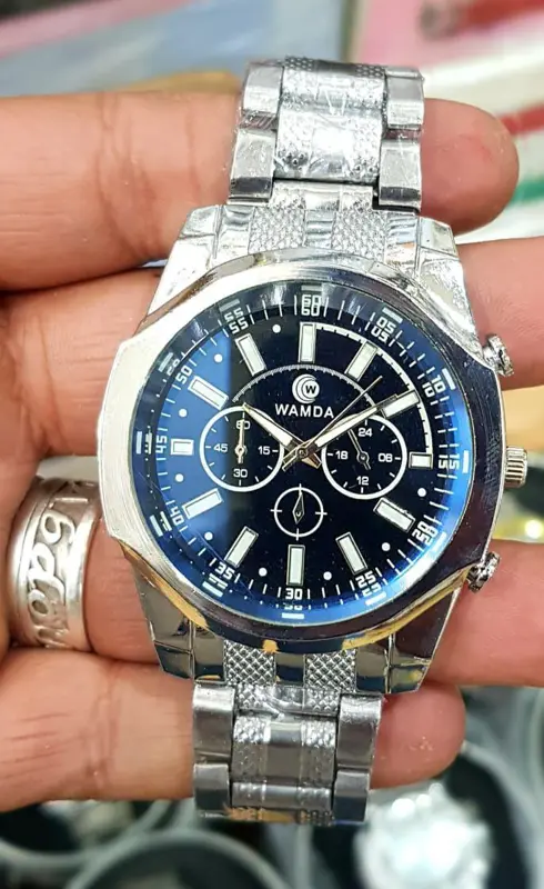 ساعة "ومضة" الرجالية بتصميمها الأسود الأنيق والفريد