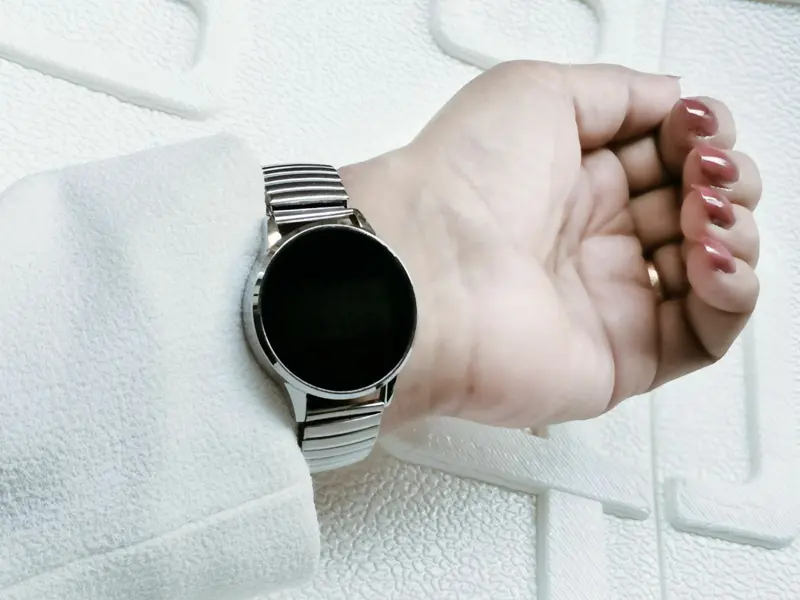 الساعة التاتش العصرية بألوانها المتعددة وتصميمها المريح