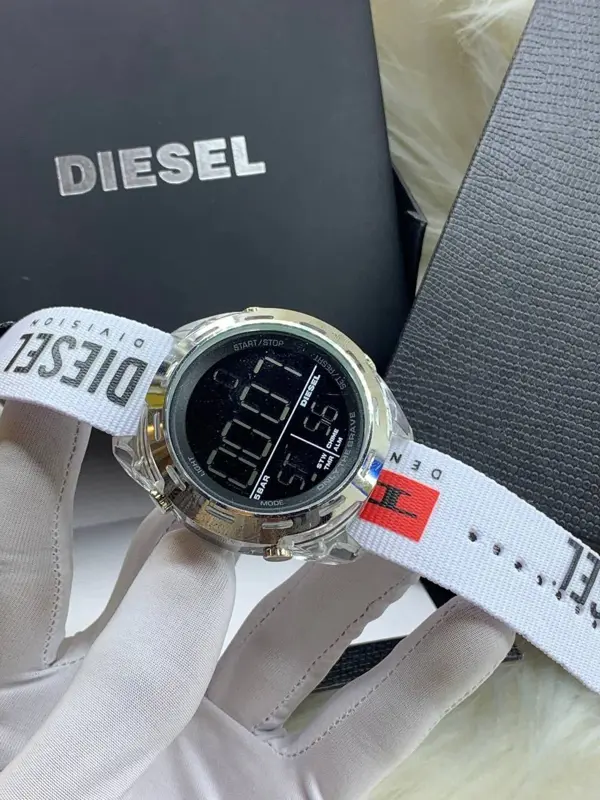 ساعة "DIESEL" الرقمية بتصميمها الرياضي الجريء وسوارها المميز