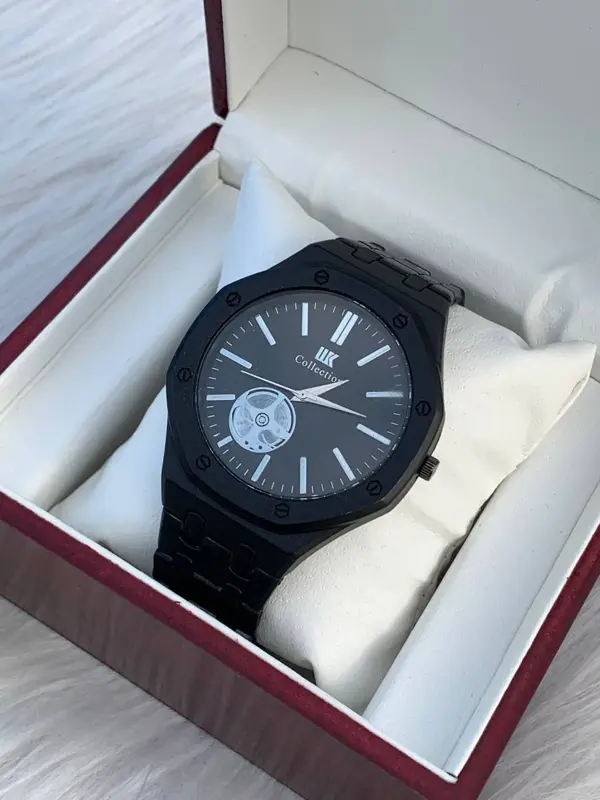 ساعة "Collection" الرجالية بتصميمها الأسود المط الفريد