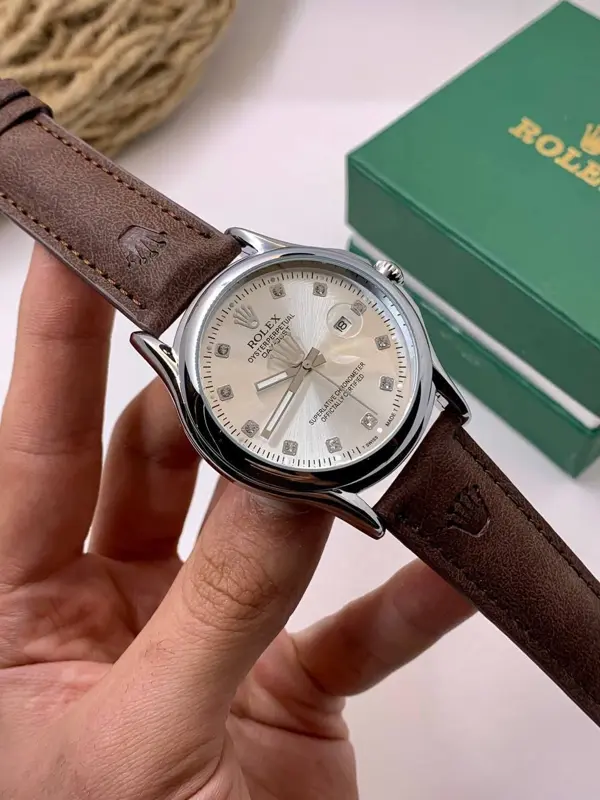 ساعة "ROLEX" الأنيقة بأحدث إصداراتها وسوارها الجلدي المختوم