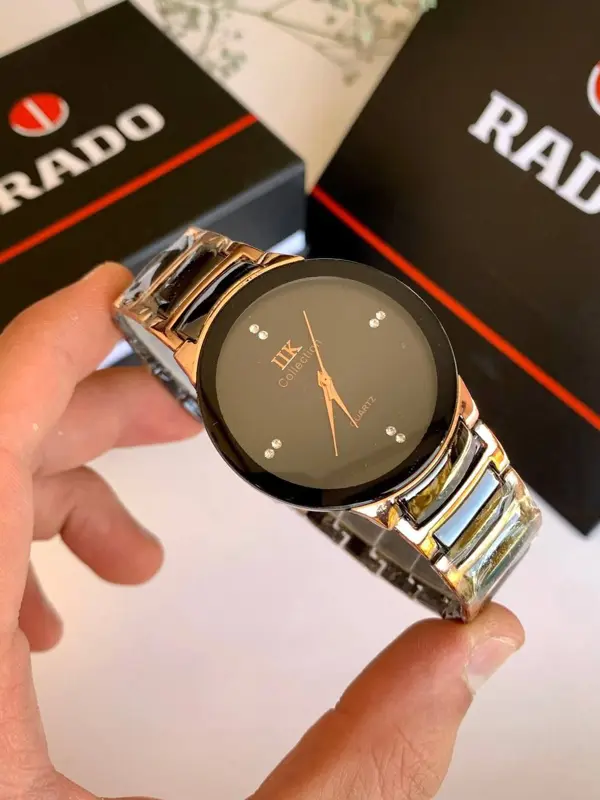 ساعة بتصميمها المعدني الفريد، شبيهه الساعة الرادو الأنيقة