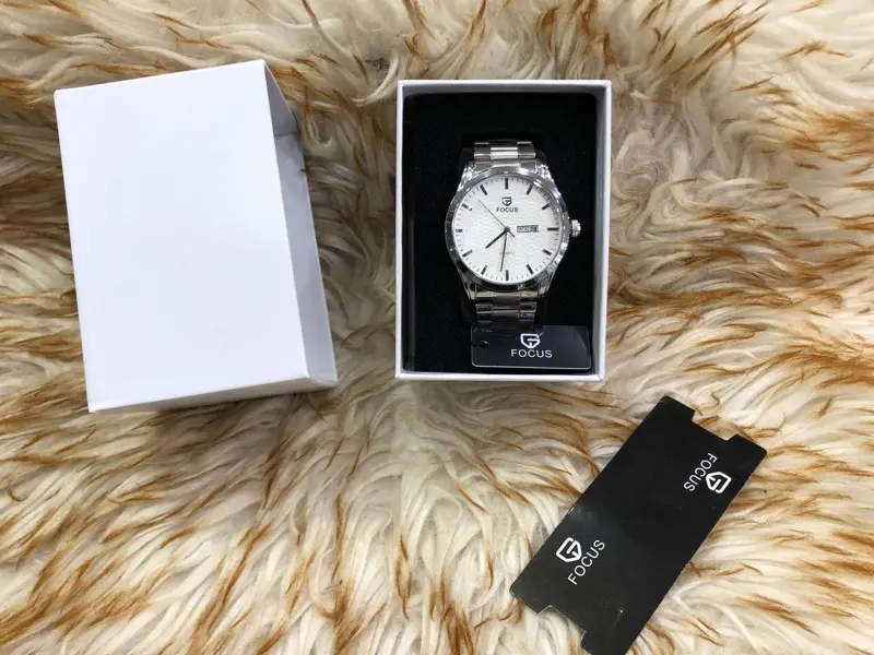 ساعة "ستيلو" الرجالية بتصميمها الصلب ولونها الثابت